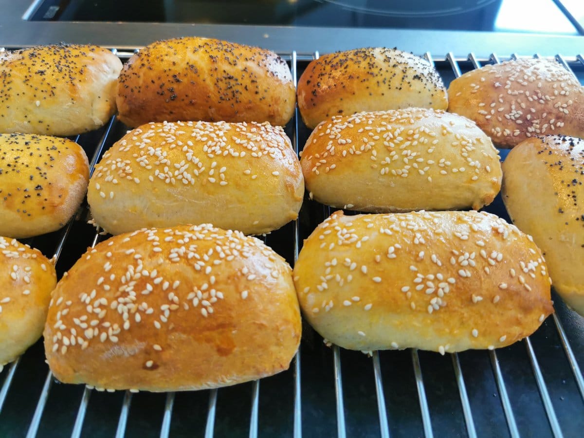 En Kvinne Baker Rundstykker I Et Kjøkken